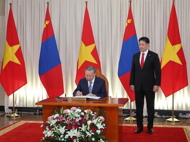 Photos: Mongolian President hosts official welcome ceremony for Vietnamese General Secretary- Ảnh 7.