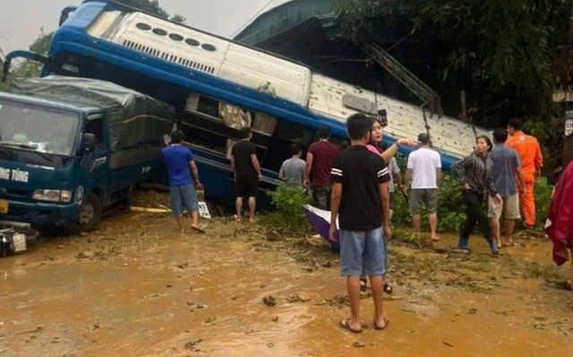 Gov't requests immediate use of flycams for early detection of landslides in Ha Giang province
- Ảnh 1.