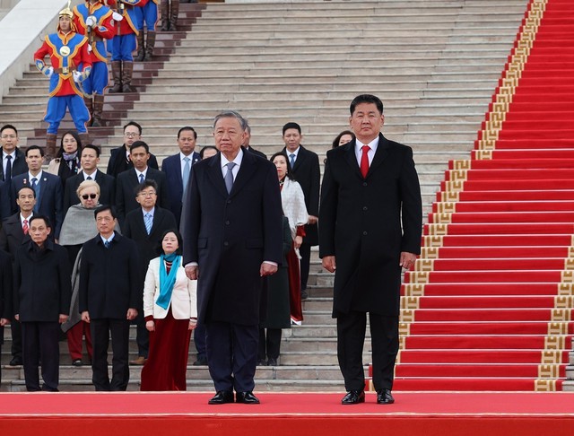 Photos: Mongolian President hosts official welcome ceremony for Vietnamese General Secretary- Ảnh 4.