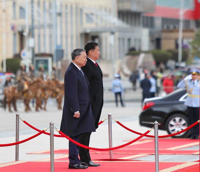 Photos: Mongolian President hosts official welcome ceremony for Vietnamese General Secretary- Ảnh 5.