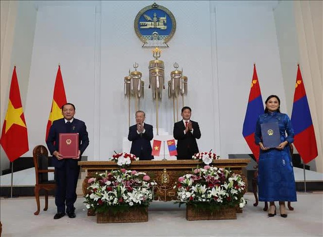 Viet Nam, Mongolia sign seven cooperation deals- Ảnh 1.