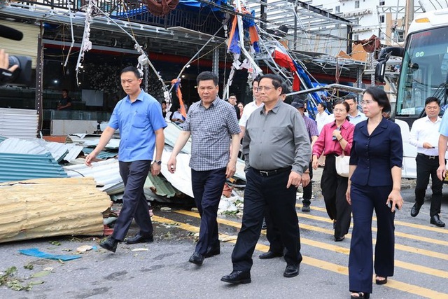 Prime Minister inspects storm-struck Quang Ninh province- Ảnh 1.