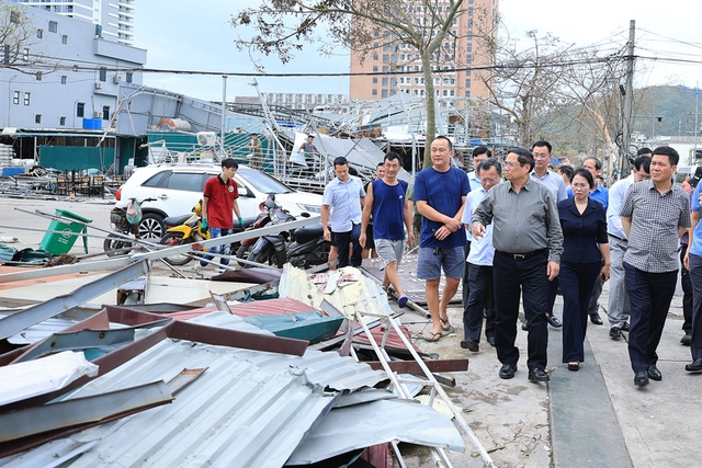 Prime Minister inspects storm-struck Quang Ninh province- Ảnh 3.