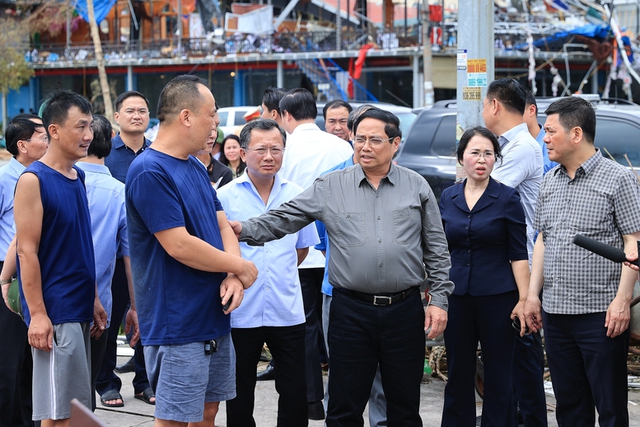 Prime Minister inspects storm-struck Quang Ninh province- Ảnh 4.