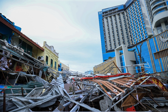 Prime Minister inspects storm-struck Quang Ninh province- Ảnh 6.