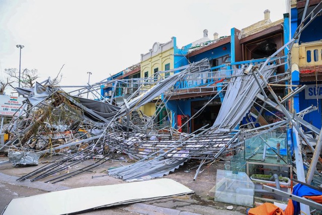 Prime Minister inspects storm-struck Quang Ninh province- Ảnh 7.