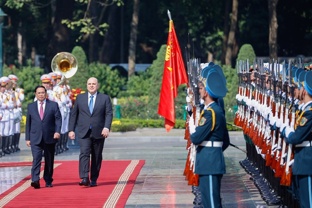 PM hosts official welcome ceremony for Russian counterpart- Ảnh 1.