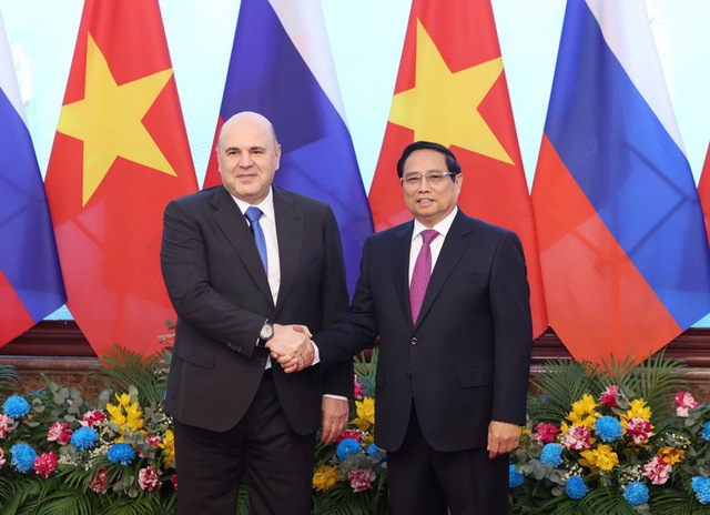 Prime Minister Pham Minh Chinh holds talks with Russian counterpart in Ha Noi- Ảnh 1.