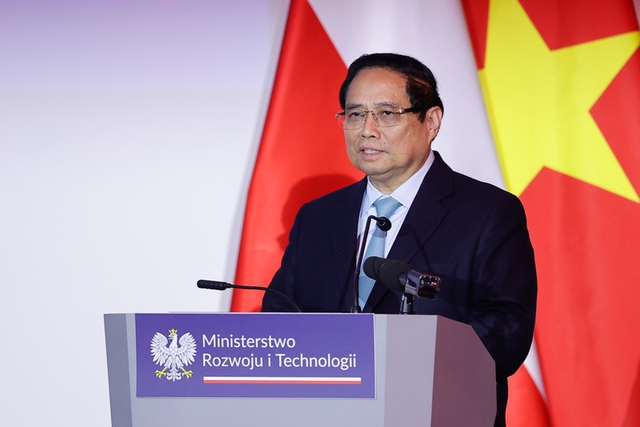 Prime Minister attends Viet Nam-Poland Business Forum in Warsaw- Ảnh 2.