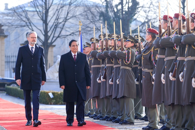 Czech Prime Minister hosts official welcome ceremony for Vietnamese counterpart- Ảnh 1.