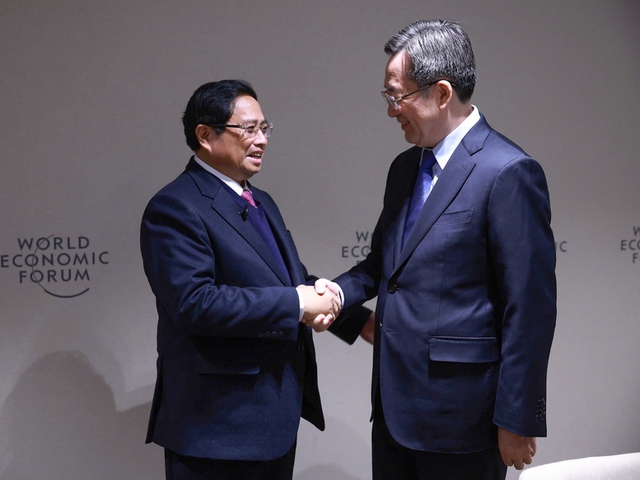 Prime Minister Pham Minh Chinh meets Chinese Vice Premier Ding Xuexiang - Ảnh 1.