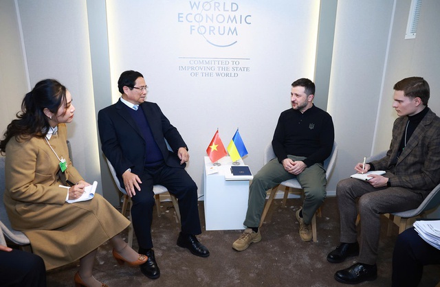 Prime Minister Pham Minh Chinh meets Ukrainian President in Davos- Ảnh 1.