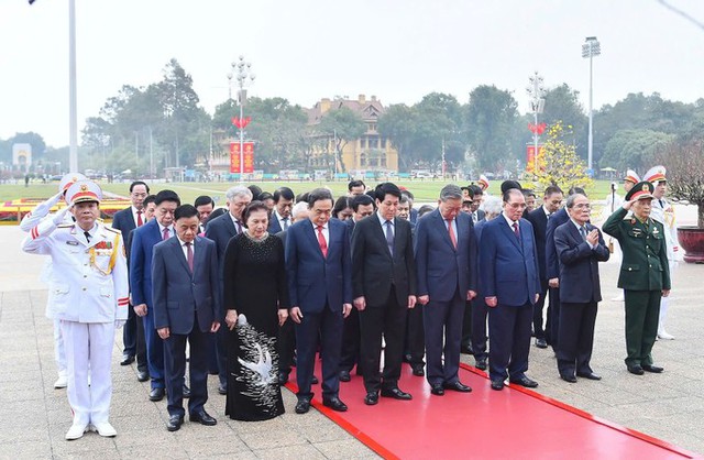 Leaders pay tribute to President Ho Chi Minh on Lunar New Year occasion- Ảnh 1.