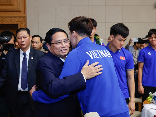 Fans welcome home Golden Star Warriors at Noi Bai airport- Ảnh 4.