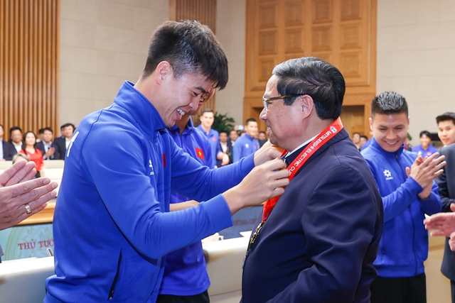 Fans welcome home Golden Star Warriors at Noi Bai airport- Ảnh 5.