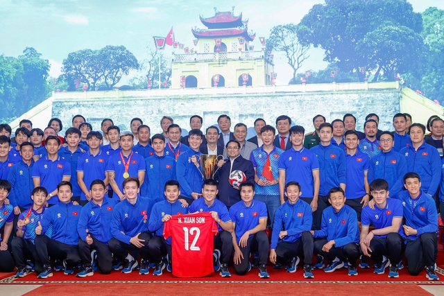 Fans welcome home Golden Star Warriors at Noi Bai airport- Ảnh 7.