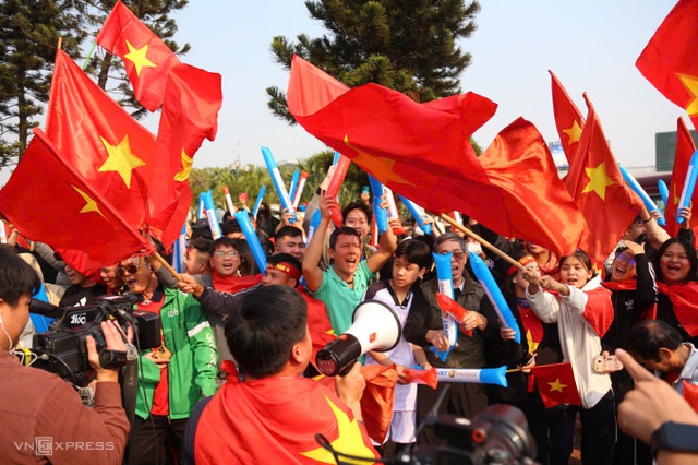 Fans welcome home Golden Star Warriors at Noi Bai airport- Ảnh 1.