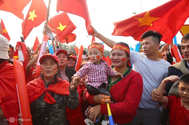 Fans welcome home Golden Star Warriors at Noi Bai airport- Ảnh 3.