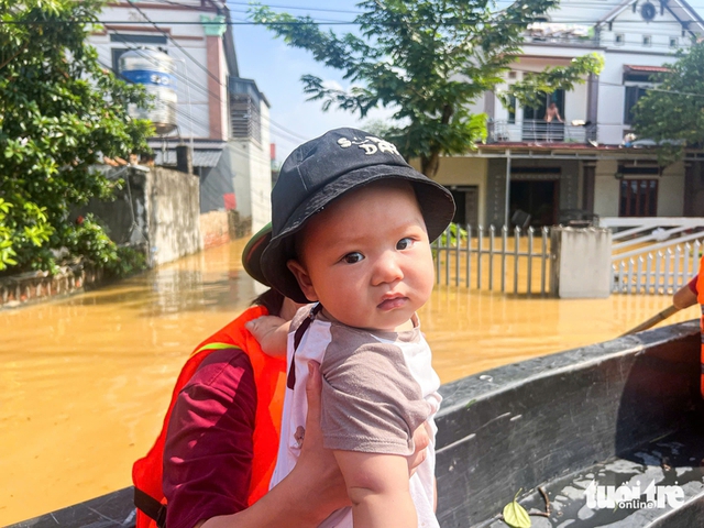 Prime Minister inspects flood response in Capital's riverside areas- Ảnh 2. Prime Minister inspects flood response in Capital's riverside areas- Ảnh 2.