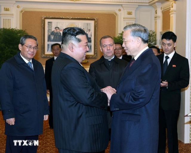 Party chief To Lam attends military parade marking 80th anniversary of Workers' Party of Korea - Ảnh 1. Party chief To Lam attends military parade marking 80th anniversary of Workers' Party of Korea - Ảnh 1.