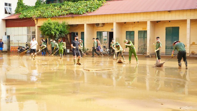 Gov’t continues providing emergency relief for Typhoon Matmo victims- Ảnh 1.