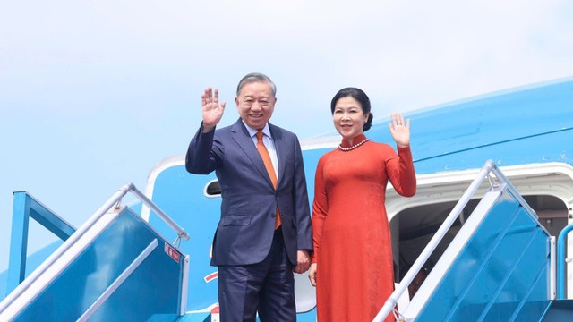 Party leader leaves Ha Noi for official visit to Finland- Ảnh 1. Party leader leaves Ha Noi for official visit to Finland- Ảnh 1.