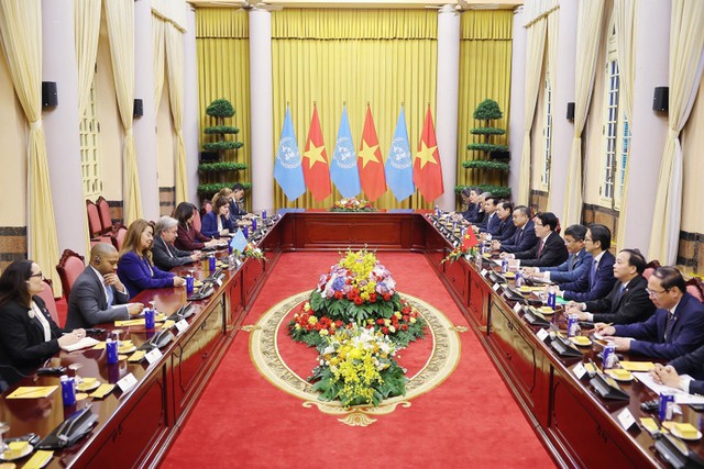 State President Luong Cuong holds summit meeting with UN Secretary-General António Guterres - Ảnh 1.