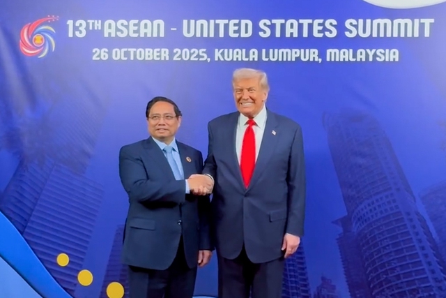 Prime Minister Pham Minh Chinh meets President Donald Trump in Malaysia- Ảnh 1. Prime Minister Pham Minh Chinh meets President Donald Trump in Malaysia- Ảnh 1.