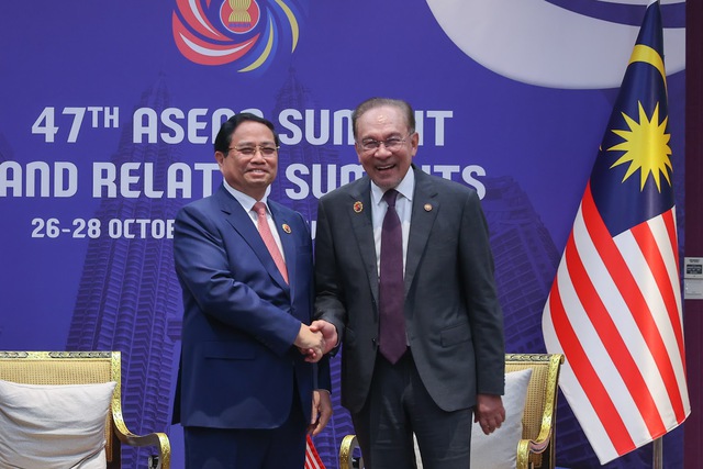 Prime Minister Pham Minh Chinh meets Malaysian counterpart- Ảnh 1. Prime Minister Pham Minh Chinh meets Malaysian counterpart- Ảnh 1.