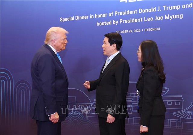 State President Luong Cuong meets U.S. President Donald Trump in South Korea- Ảnh 1. State President Luong Cuong meets U.S. President Donald Trump in South Korea- Ảnh 1.