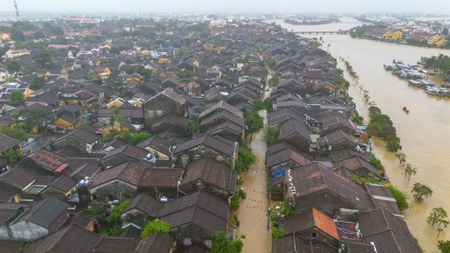 Floods kill 10, leave 8 missing in central Viet Nam - Ảnh 5. Floods kill 10, leave 8 missing in central Viet Nam - Ảnh 5.