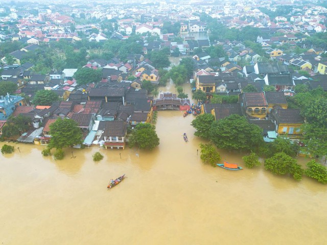 Floods kill 10, leave 8 missing in central Viet Nam - Ảnh 6. Floods kill 10, leave 8 missing in central Viet Nam - Ảnh 6.
