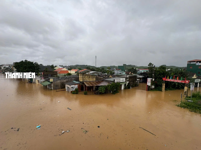 Floods kill 10, leave 8 missing in central Viet Nam - Ảnh 7. Floods kill 10, leave 8 missing in central Viet Nam - Ảnh 7.