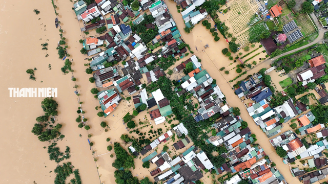 Floods kill 10, leave 8 missing in central Viet Nam - Ảnh 8. Floods kill 10, leave 8 missing in central Viet Nam - Ảnh 8.