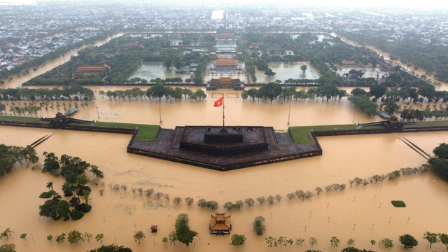 Gov’t orders urgent, coordinated response to flood aftermath in central Viet Nam- Ảnh 1. Gov’t orders urgent, coordinated response to flood aftermath in central Viet Nam- Ảnh 1.