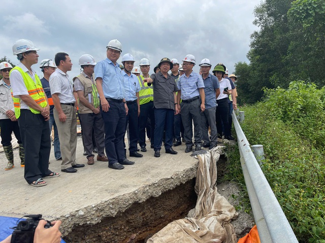Deputy PM Mai Van Chinh inspects flood damage at Hue Imperial Citadel- Ảnh 2. Deputy PM Mai Van Chinh inspects flood damage at Hue Imperial Citadel- Ảnh 2.