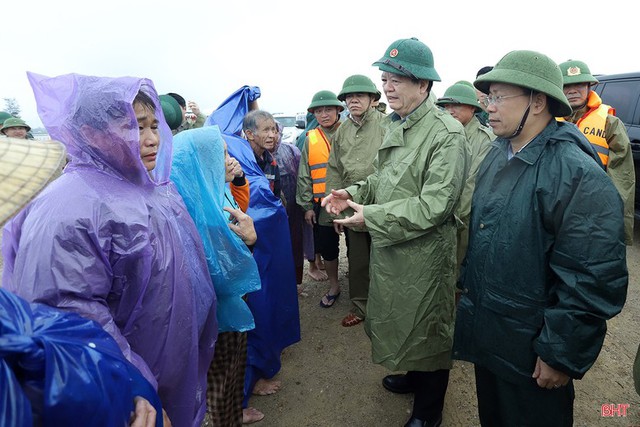 Deputy PM Mai Van Chinh inspects flood damage at Hue Imperial Citadel- Ảnh 1. Deputy PM Mai Van Chinh inspects flood damage at Hue Imperial Citadel- Ảnh 1.