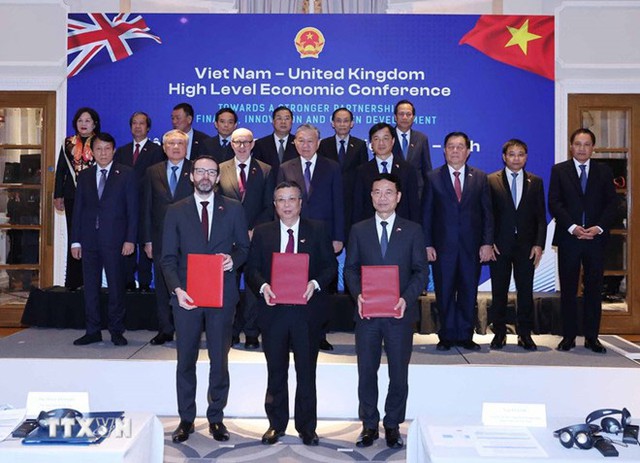 Viet Nam, UK sign cooperation agreements- Ảnh 1.