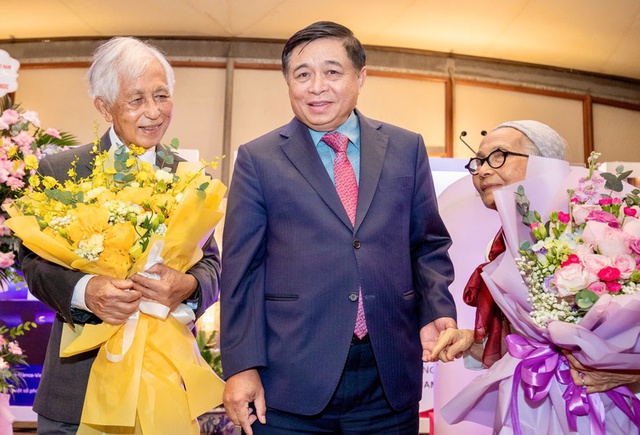 Two Vietnamese scientists awarded with France’s Legion of Honor  - Ảnh 1.