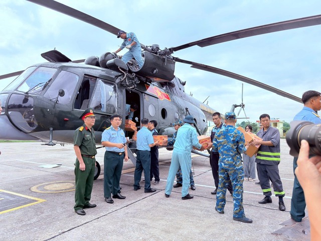 Helicopters, over 30,000 soldiers deployed for emergency relief efforts in northern provinces- Ảnh 1.