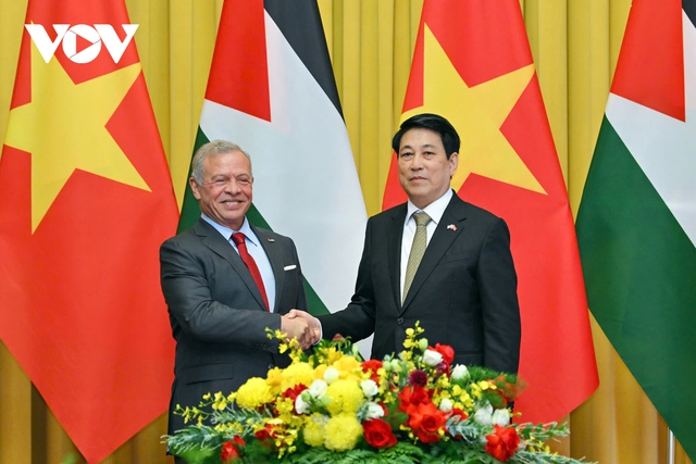 State President Luong Cuong holds summit meeting with Jordanian King Abdullah II Ibn Al-Hussein- Ảnh 1.