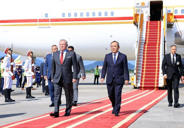 Jordanian King Abdullah II Ibn Al Hussein embarks on official visit to Viet Nam- Ảnh 1. Jordanian King Abdullah II Ibn Al Hussein embarks on official visit to Viet Nam- Ảnh 1.