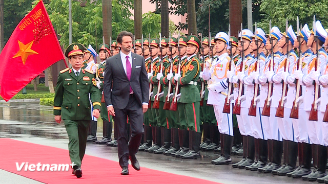 Defense Minister holds talks with Slovak Deputy Prime Minister and Minister of Defense in Ha Noi - Ảnh 1.