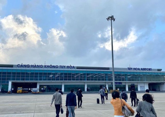 Tuy Hoa Airport temporarily suspends operations due to heavy flooding - Ảnh 1. Tuy Hoa Airport temporarily suspends operations due to heavy flooding - Ảnh 1.