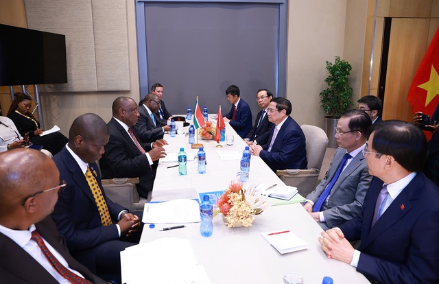 Prime Minister Pham Minh Chinh meets South African President Cyril Ramaphosa- Ảnh 1.