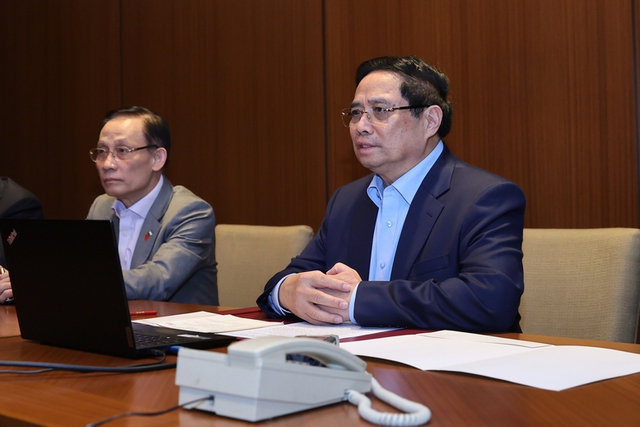 Gov’t chief chairs overnight emergency meeting on flood relief- Ảnh 1.