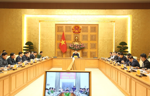 Gov’t chief chairs overnight emergency meeting on flood relief- Ảnh 2.