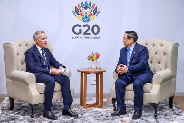 Prime Minister Pham Minh Chinh meets Canadian counterpart Mark Carney in South Africa- Ảnh 1.