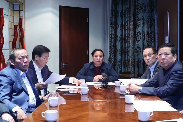 Prime Minister convenes online meeting to evaluate natural disaster consequences in central region - Ảnh 1. Prime Minister convenes online meeting to evaluate natural disaster consequences in central region - Ảnh 1.
