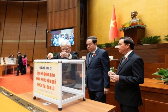 Top Party leader supports flood-affected residents- Ảnh 2. Top Party leader supports flood-affected residents- Ảnh 2.